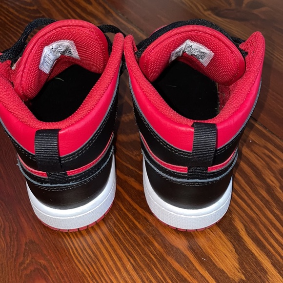 AIR JORDAN 1 MID GS - Picture 3 of 5